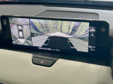 【マルチテレインモニター】車のフロントやサイドのカメラ画像を同時にモニター表示することで、悪路や狭い道を走行時でも周囲の状況確認ができ安心!本格SUVにうれしい装備です♪