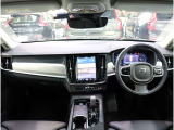 車内は、美しい仕上がりのインテリアが清々しくも落ち着いた雰囲気を醸し出し、独特の居心地のよさを感じさせる、まさにスカンジナビアン・デザインの傑作と呼ぶにふさわしい空間となっています。