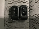 スマートキーを装備しています。鍵を差し込むことなくドアロックの開け閉めと、スタートボタン操作でのエンジンスタートができます。スペアキーも同じものを用意しております。