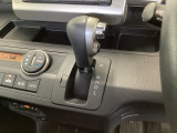 CVT車のセレクトレバーです。低速から高速まで、変速ショックのないスムーズな走りを実現するとともに、エンジン効率のよい領域を維持することで燃費にも貢献します。