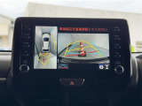 真上から見下ろしたような視点で車とその周囲を確認出来る画面と、車両後方を映し出すバックモニター画面の2つを表示してくれます。