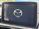 【マツダコネクトナビ】車内の雰囲気にマッチした一体型タイプのナビ。各種車輌設定やBluetooth再生等、様々な機能が楽しめます。直感的なダイヤル操作が可能で、使い勝手も良好です。