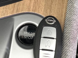 【インテリジェントキー】カバンやポケットに入れたままでもドアの施錠・解錠が可能なスマートキーを装備。エンジンのオン・オフ時もカギを取り出す必要が無いからとっても便利です♪