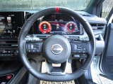 まるでコックピットのような運転席周りです。ボタンは沢山有りますがご納車時にしっかりと説明させて頂きますのでご安心下さい。