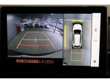 前後左右のカメラの映像を合成し、車を上から見たような視点のパノラミックビューモニター。後方の死角だけでなく左右や前方の障害物の発見もしやすくなります。