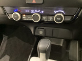 オートエアコンがついてますので、お好みの温度をセットするだけで風の強さや風量を自動で調整します。スイッチやダイヤル類も簡単操作で快適に過ごせます。