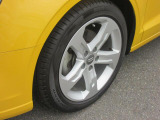 全車両に標準装備の純正アルミホイールは、純正ならではのバランスの良いデザインと、走行安定性をお楽しみ頂けます。