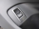 電動リアゲート装備です。バンパー下でのキックスイッチも装備されております。