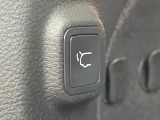 ●電動リアゲート:ワンタッチでリアゲートの開閉ができ、荷物などで両手が塞がっている状態でも簡単に開閉ができる便利機能です。