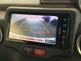 リバースギアに入れるだけで後方の表示へ切り替わります。夜間や雨の日の駐車も楽になりますよ。