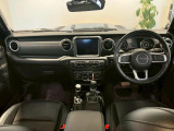かつての名車CJのオマージュをした直線基調のデザインです。直感的に操作できるスイッチ類となっております。