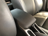 【アームレスト】運転時の疲労軽減にもなるアームレストがついています!