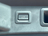 【パワーバックドア】スマートキーや運転席のボタンを押すだけでリアゲートが自動で開閉します!荷物を持っている時や、高い位置にあるバックドアを閉める際に便利な機能です♪
