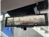 スマート・ルームミラーは、車両後方のカメラ映像をミラー面に映し出すので、荷室に積んだ大きな荷物などが写り込んで見にくくなりがちな車内状況や、天候などに影響されずいつでもクリアな後方視界が得られます。