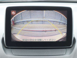 カラーで後方映像をモニターに映し出してくれるので、ショッピングモールのような狭い駐車場であったとしても障害物を見つけ、楽々駐車することができますね。