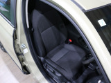 程よい硬さとホールド性が高いシートで長時間運転も快適です。