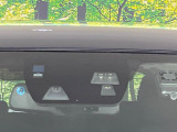 【スマートブレーキサポート】走行中に前方の車両等を認識し、衝突しそうな時は警報とブレーキで衝突回避と被害軽減をアシスト。より安全にドライブをお楽しみいただけます。