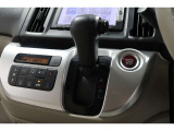 インパネシフトだから視線の移動も少なく足元もスッキリ♪運転席もゆったりしているのでゆとりを持ってドライブできますね!