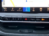 タッチスクリーンをタップするかスワイプするだけですべての機能を呼び出せます。Apple CarPlayおよびAndroid Autoに対応しスマートフォンとのシームレスな 連携も実現。さらに、USBポートを標準装備しています。