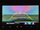 【バックカメラ】運転が苦手な方も車庫入れラクラクです!ギアをリバースに入れれば自動的に切り換わりますので、面倒な操作は不要です♪狭い駐車場もお車を傷つけず安心ですね!