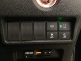 Hondaセンシング用の、VSA(ABS+TCS+横滑り抑制)解除とレーンキープアシストシステムのメインスイッチなどはハンドルの右側に装備しています。燃費に役立つECONボタンもここです。