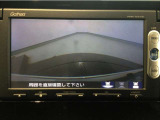 【バックカメラ】運転が苦手な方も車庫入れラクラクです!ギアをリバースに入れれば自動的に切り換わりますので、面倒な操作は不要です♪狭い駐車場もお車を傷つけず安心ですね!
