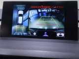 パノラミックビューモニター付きです。車両を上から見たような映像をディスプレイ画面上に表示。運転席からの目視だけでは見にくい、車両周辺の状況をリアルタイムでしっかり確認できます。