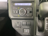 【オートエアコン】一度お好みの温度に設定すれば、車内の温度を検知し風量や温度を自動で調整。暑い…寒い…と何度もスイッチ操作をする必要はありません。快適な車内空間には必須の機能ですね♪