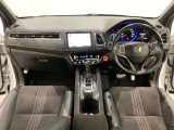 車内は光触媒抗菌消臭施工済です。インパネ周りはスタイリッシュなデザインで機能や装備も充実しています。グローブボックスやカップホルダーのほかにトレーなどたくさんの収納スペースが付いています。