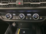 【左右独立型フルオートエアコン】運転席と助手席でそれぞれお好みの温度に設定可能。同乗者にも配慮した、快適な空調をお届け致します。
