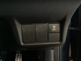 VSA装備車です。VSAはドライバーの操作と車の動きを見守っています。もし車の挙動が乱れたとき、4輪別々にブレーキをかけたり、エンジンパワーをしぼることによって車を安定させます。