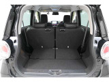 後席のシートバックを両側前部にスライドした状態です。 多くの荷物を積むことができます。