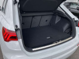 開口部が低く設定されているので、荷物の積み下ろしがスムーズに行えます。更に分割可倒式リアシートの採用でシートのバックレストを倒すと、大きく長い荷物も積み込めます。