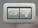 【パワーバックドア】スマートキーや運転席のボタンを押すだけでリアゲートが自動で開閉します!荷物を持っている時や、高い位置にあるバックドアを閉める際に便利な機能です♪