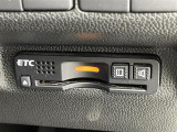 【ETC】有料道路を利用する際に料金所で停止することなく通過できる、ETC車載器(ノンストップ自動料金収受システム機器)が装備されています。セットアップを行うことで利用可能になります。