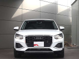 ●一目でAudiとわかる特徴的なシングルフレームグリル・LEDランプ。精悍なフロントマスクからAudiのスマートで上品なブランドを連想させてくれます。女性にも大変ご好評頂いております。