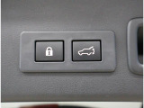 ■スイッチひとつで開閉できる、安心便利なパワーリヤゲート装備。荷物などで手がふさがっている場合にも、楽に開閉できる便利なアイテムです。