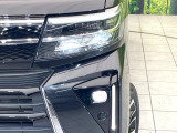 【LEDヘッドライト】悪天候や夜間走行時も良好な視界を確保し安心して運転できる高輝度LEDヘッドライトを装備!点灯速度が早く、消費電力も抑えられています。