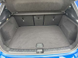 ゆったりとしたトランクルームでございます。たくさんのお荷物の車載が可能でございます。