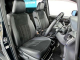 運転席側からの前席ビューです。内装色はブラック系ですので汚れも目立ちにくいです♪