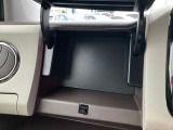 助手席アッパーボックス付きです!物であふれてしまいがちな助手席周りもスッキリ収納できるので重宝しますよ!