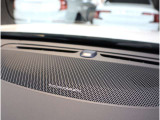【harman kardon】ハーマンカードンのHi-Fiスペシャリストと共に、モデル別に開発・設計された専用チューニングが臨場感溢れる音響空間を実現しています。