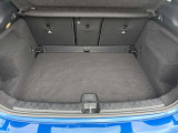 ゆったりとしたトランクルームでございます。たくさんのお荷物の車載が可能でございます。