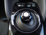 「未来」の運転感覚。手のひらで包むようにしてシフトする電制シフト。お問い合わせは03-5672-1023へ