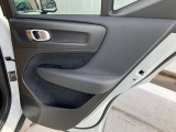 他の車に乗る機会がある度、あらためてボルボのドアの厚みに驚かされます。「バツッ」という開閉音とともに外界とは遮断された静寂が訪れ、「守られている」ことを日々、実感させてくれます。