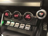 エンジンスタートスイッチを、始動してそのままシフト操作に移れるようセンタークラスター内に配置。ダイヤルスイッチやピアノタッチ式スイッチを採用。視線移動が少なく、直感的な操作が可能です!