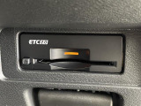 【ETC】有料道路を利用する際に料金所で停止することなく通過できる、ETC車載器(ノンストップ自動料金収受システム機器)が装備されています。セットアップを行うことで利用可能になります。