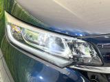 【LEDヘッドライト】悪天候や夜間走行時も良好な視界を確保し安心して運転できる高輝度LEDヘッドライトを装備!点灯速度が早く、消費電力も抑えられています。