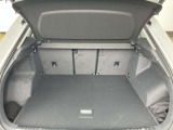 開口部が低く設定されているので、荷物の積み下ろしがスムーズに行えます。更に分割可倒式リアシートの採用でシートのバックレストを倒すと、大きく長い荷物も積み込めます。