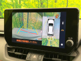 【パノラミックビューモニター】専用のカメラにより、上から見下ろしたような視点で360度クルマの周囲を確認することができます☆死角部分も確認しやすく、狭い場所での切り返しや駐車もスムーズに行えます。